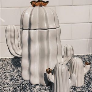 Cactus cookie jar with matching s&p shakers